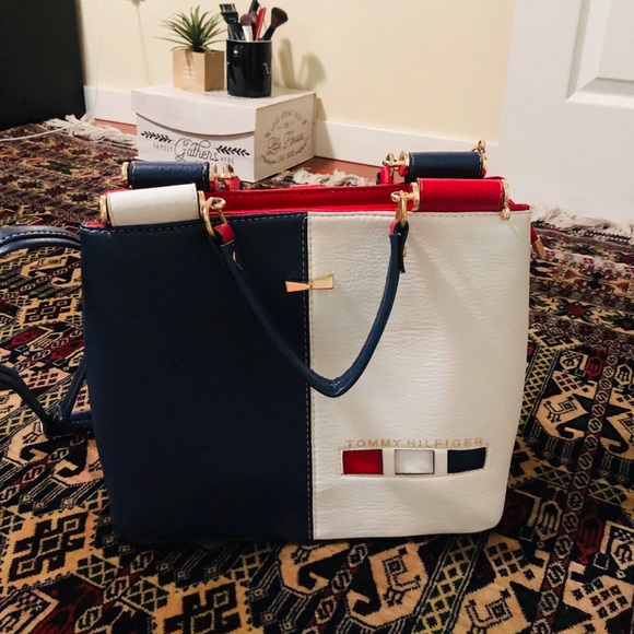 Tommy Hilfiger Handbags - Tommy Hilfiger Hand Bag Tommy Hilfiger Handbags - Tommy Hilfiger Hand Bag
